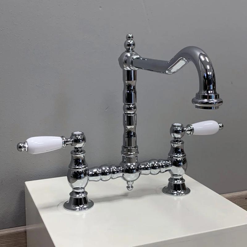 PB Nostalgic Brücken-Küchenarmatur Chrom mit abgewinkeltem Auslauf und weißen Griffen PBN.CHR.H.WH