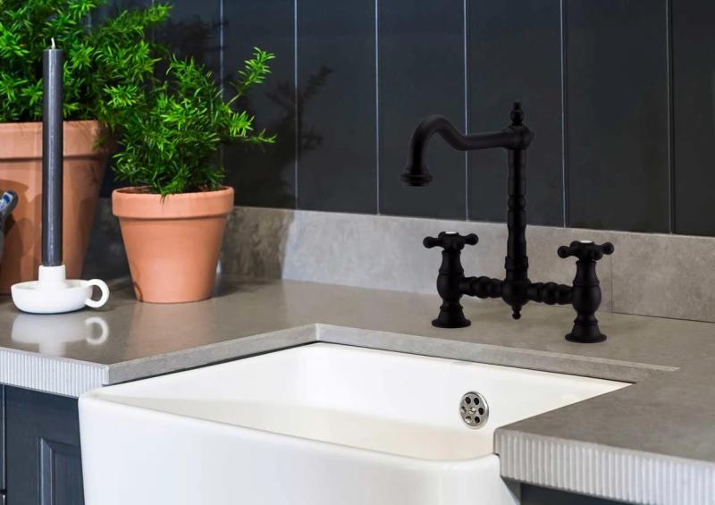 PB Nostalgische Brücken-Küchenarmatur mattschwarzer Auslauf mit Sterngriffen PBN.ZW.H.ST