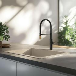 Quadri Retford Küchenarmatur Schwarz mit Goldener Oberfläche und Flexibler Schwarzer Auslauf 1208956092